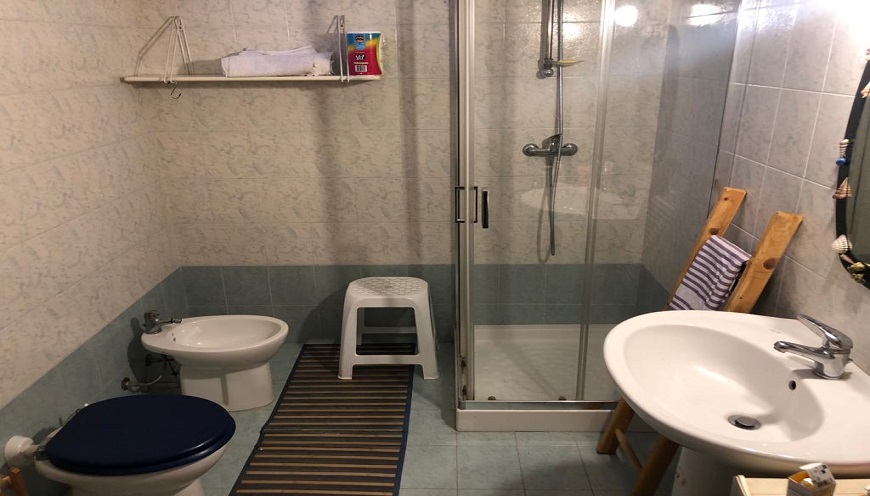 1_35_bagno_piano_terra_con_doccia.jpeg