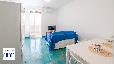 zoom dettaglio: 1_11_casa-vacanze-blumarine-portocesareo-soggiorno-con-divano-letto.jpg